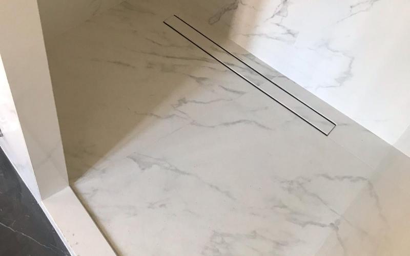 bagno moderno piastrelle grandi lastre effetto marmo Vicenza