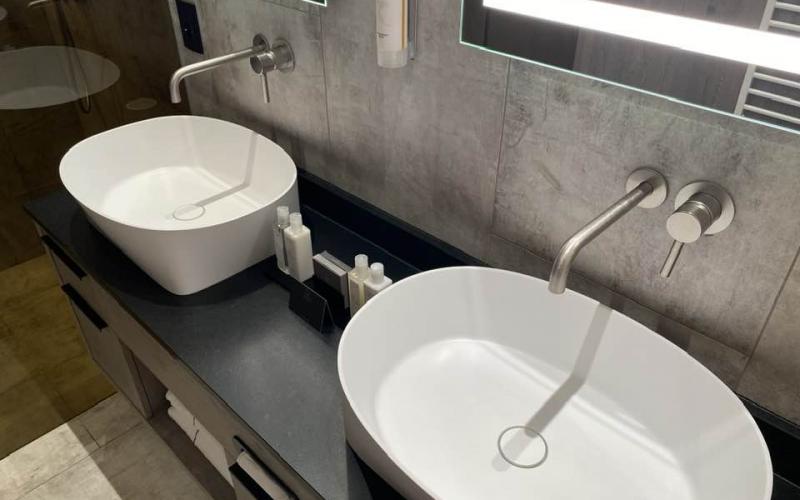 idee per bagno di un hotel: il doppio lavabo in bagno