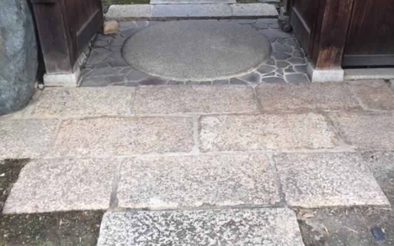 Pietra tonda all'ingresso di una casa giapponese