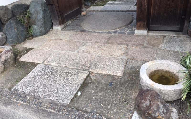Pietra tonda all'ingresso di una casa giapponese