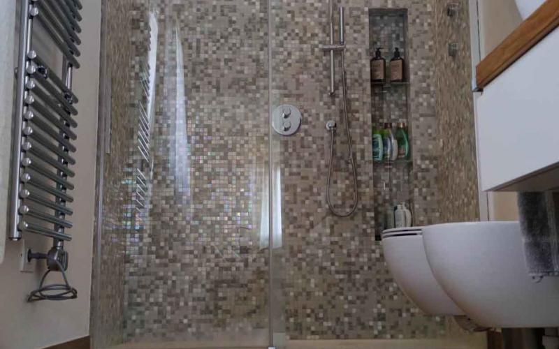 Grande doccia rivestita in mosaico Vicenza