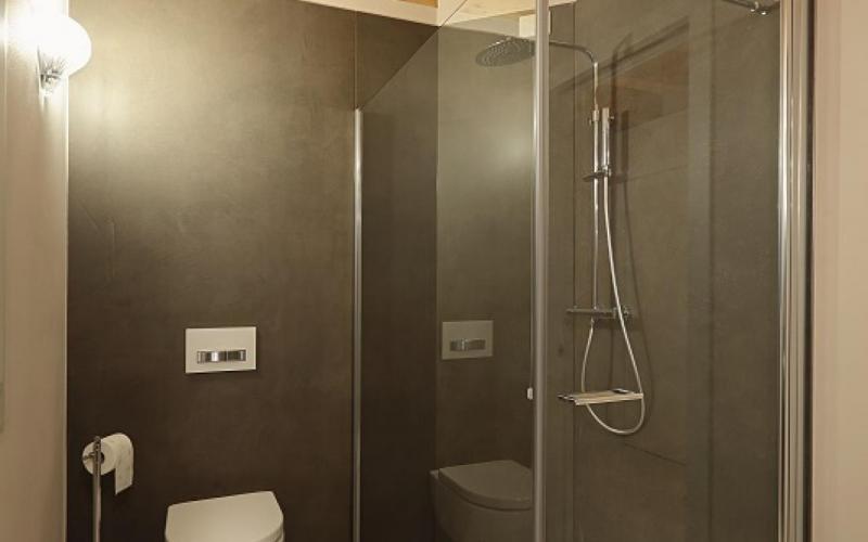 Large stoneware slabs with metal effect in a modern bathroom
