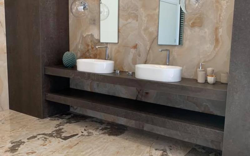 Large porcelain stoneware slabs in the bathroom