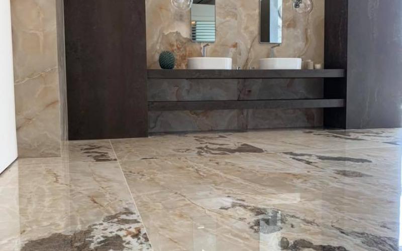 Large porcelain stoneware slabs in the bathroom