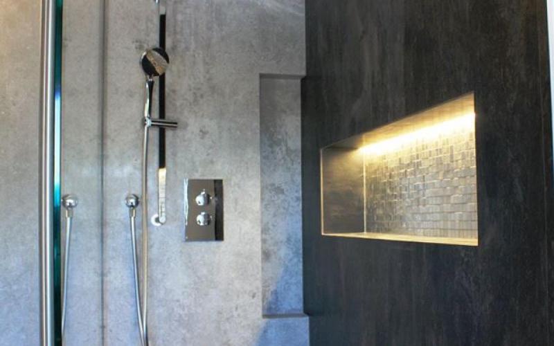 Large stoneware slabs: creating a shower corner in a bathroom