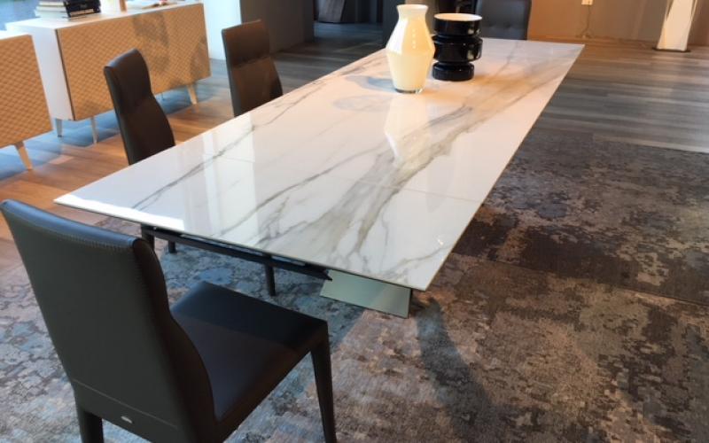 Una grande lastra in gres effetto marmo è stata utilizzata per realizzare questo tavolo 