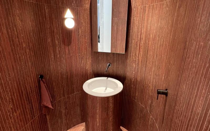 lavabo freestanding realizzato in listelli di grès e catino in ceramica