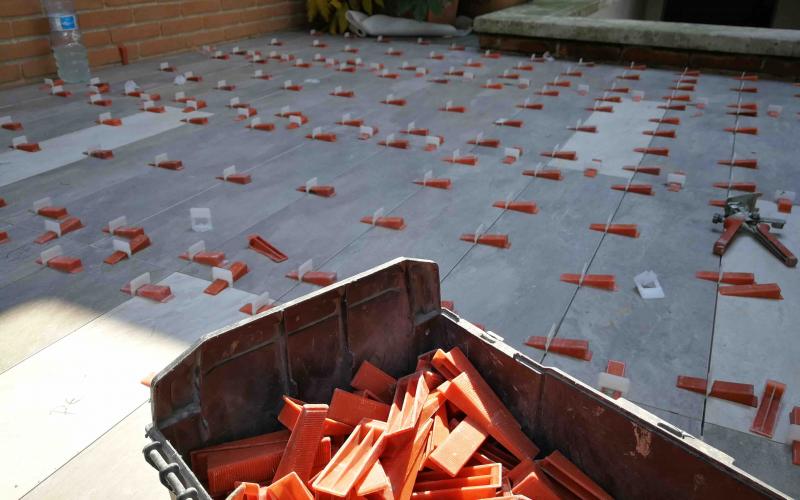 Laying tiles outdoors: levelling wedges 
