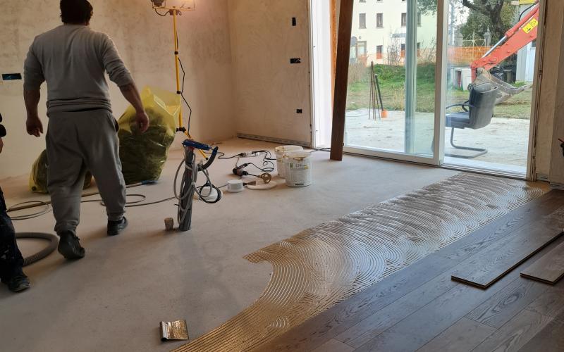 Laying parquet flooring in a house to be renovated in Vicenza