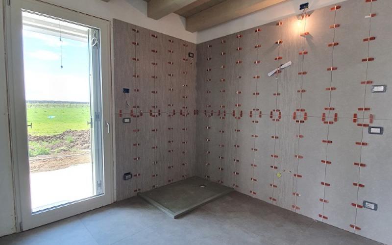 Laying wall tiles with levelling wedges