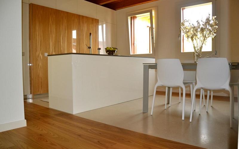 pavimento in legno di olmo in cucina a Vicenza