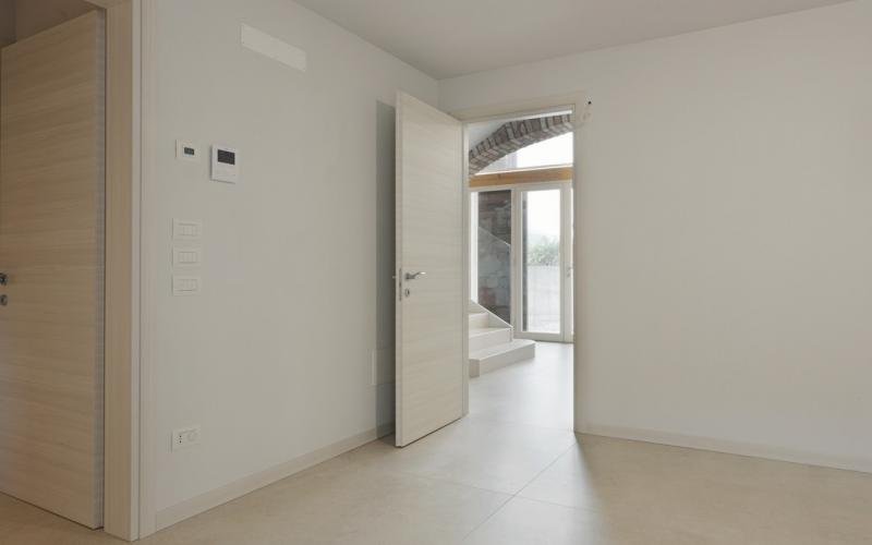 Light porcelain stoneware flooring in living areas Vicenza