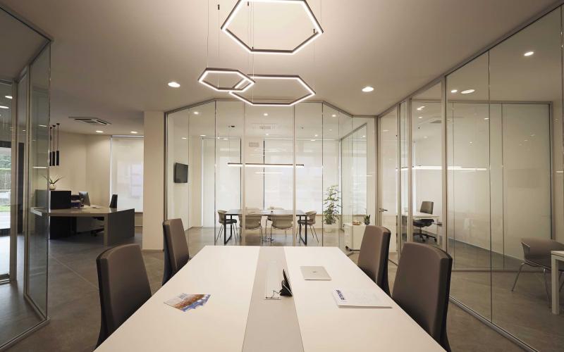 Illuminazione del tavolo riunioni degli uffici 