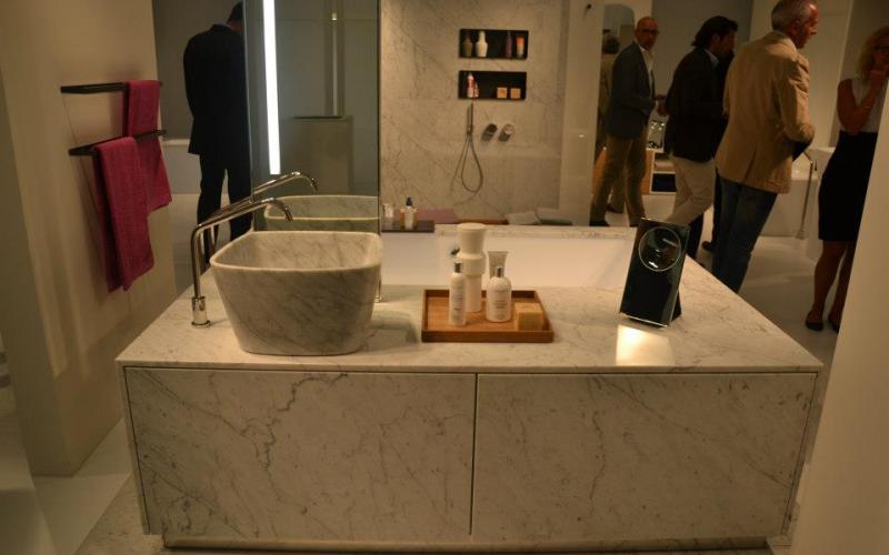 vasca centro stanza bagno marmo e lavabo