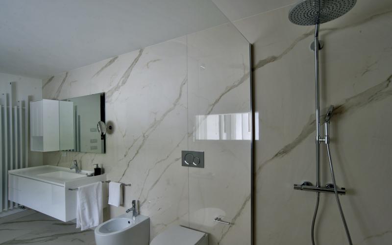 Marble effect large slabs tiles for a bathroom