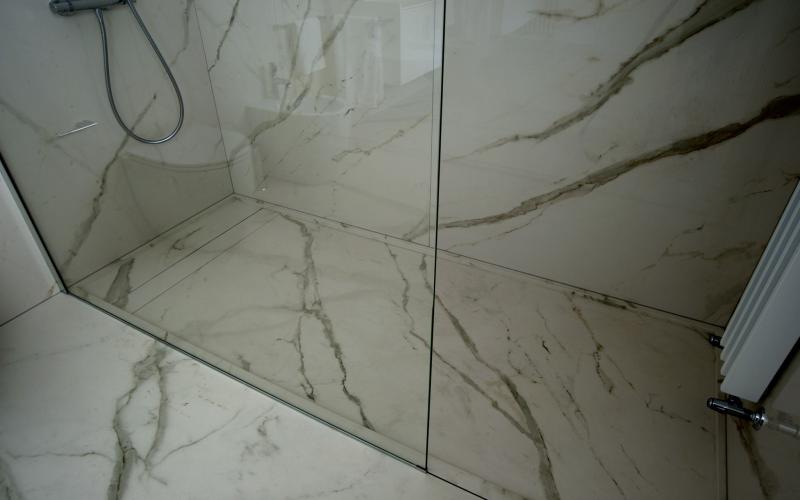 Piastrelle effetto marmo in grandi lastre per un bagno