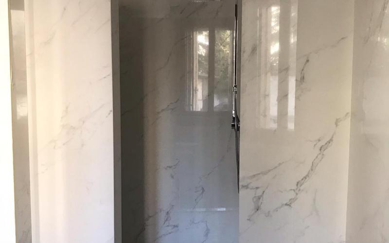 Large marble-effect slabs covering a bathroom Vicenza Verona