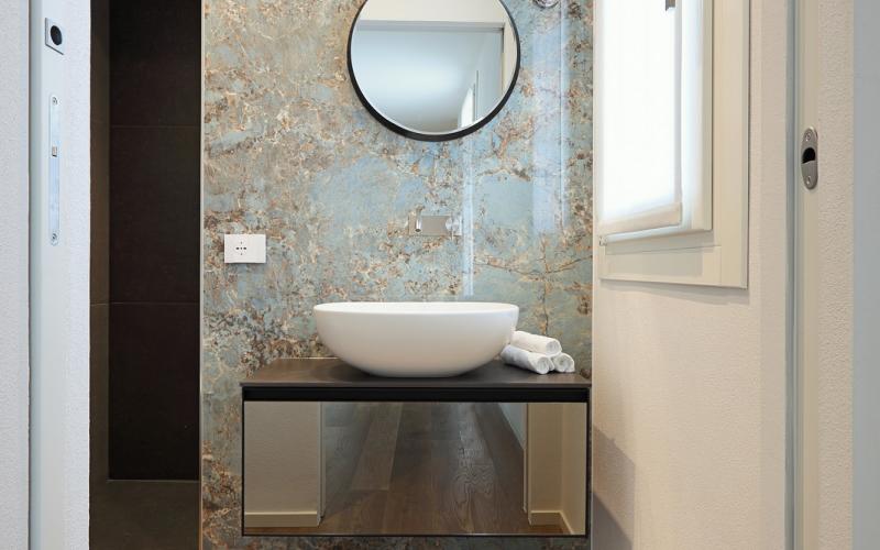 Marble-effect tiles bathroom Vicenza