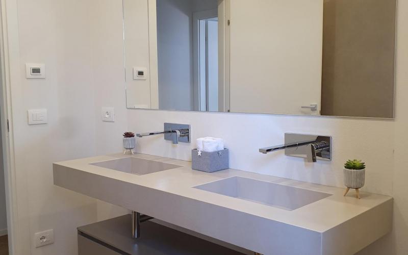 Modern bathroom cabinet with built-in washbasin Verona
