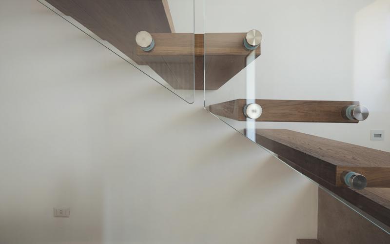 Modern suspended wooden staircase Verona