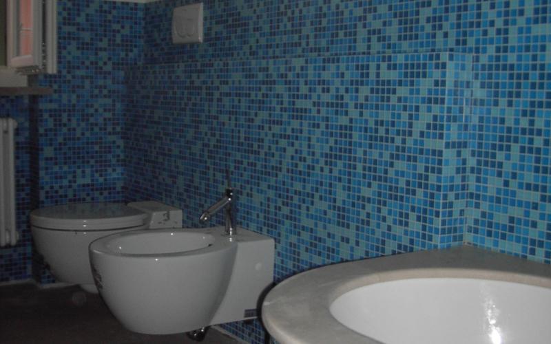 mosaico azzurro bagno a Vicenza