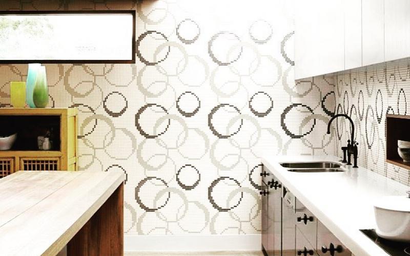 mosaico a cerchi bianco in una cucina a vicenza