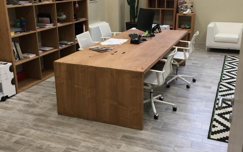 Wood-effect porcelain stoneware flooring in an office in Vicenza