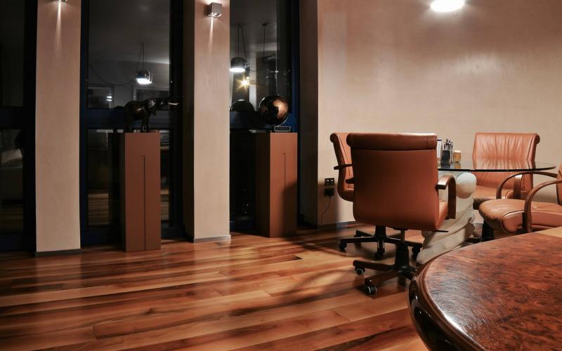 pavimento in legno di noce in ufficio a Vicenza