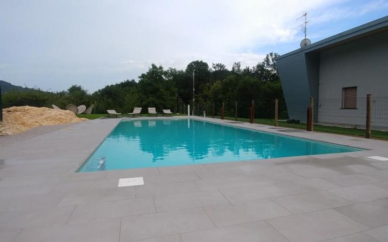 Outdoor stoneware flooring by the pool, Vicenza
