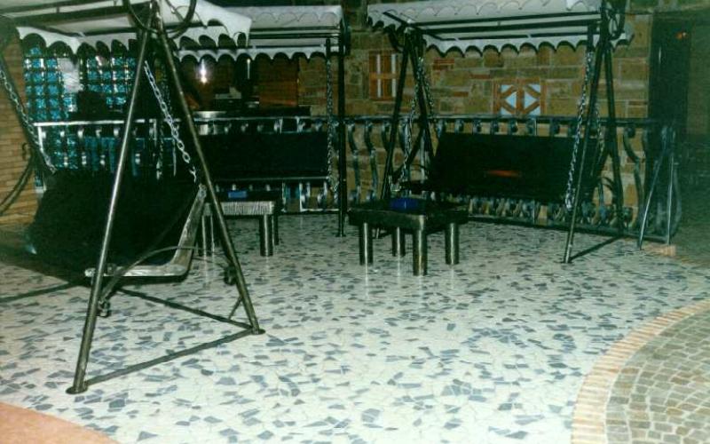 Pavimento in palladiana di marmo realizzato all'interno di una discoteca