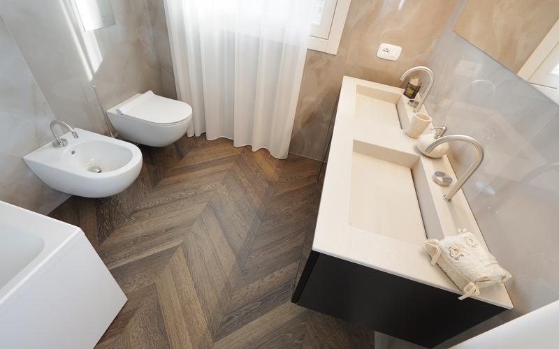 Parquet a spina ungherese in bagno