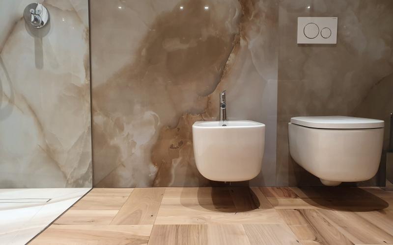 Pavimento in legno in bagno moderno Verona