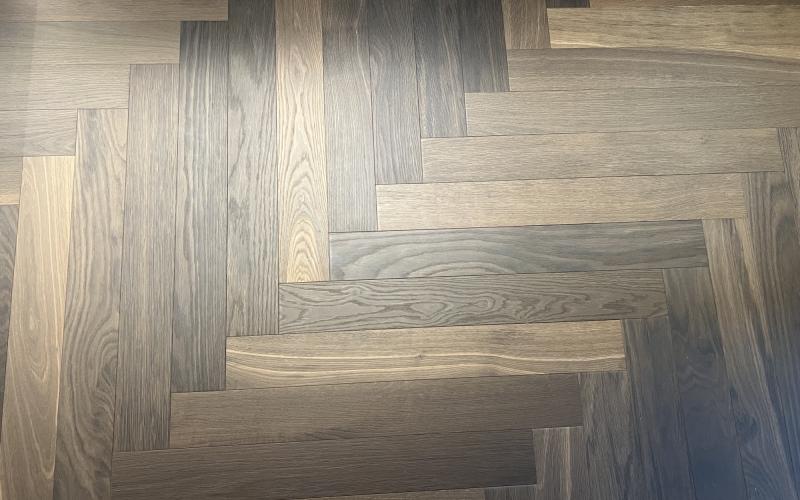pavimento in legno di rovere brunito spina italiana 