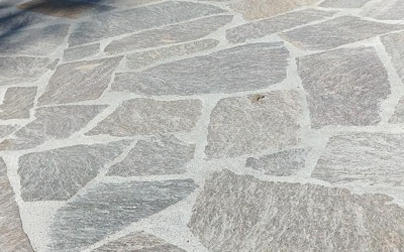 Marciapiede pavimento esterno in porfido casa a Verona