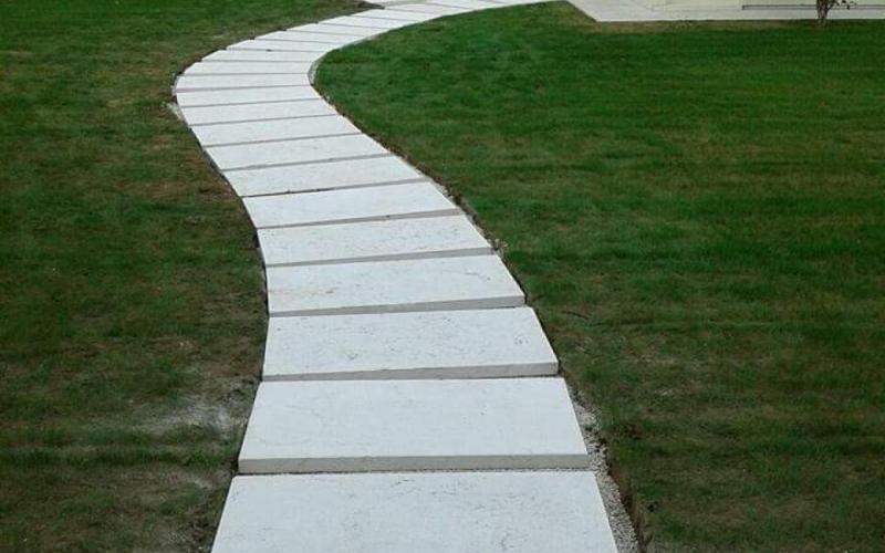 Vialetto in pietra di Prun bianca in giardino a Lonigo