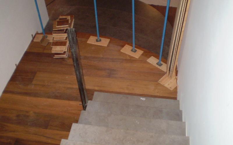 Posa del gradino stondato della scala in legno