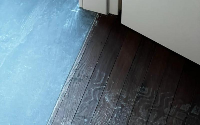 Errore nella posa dei pavimenti: il pavimento in legno esce dalla stanza