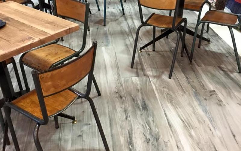 Wood-effect stoneware for a bar in Vicenza
