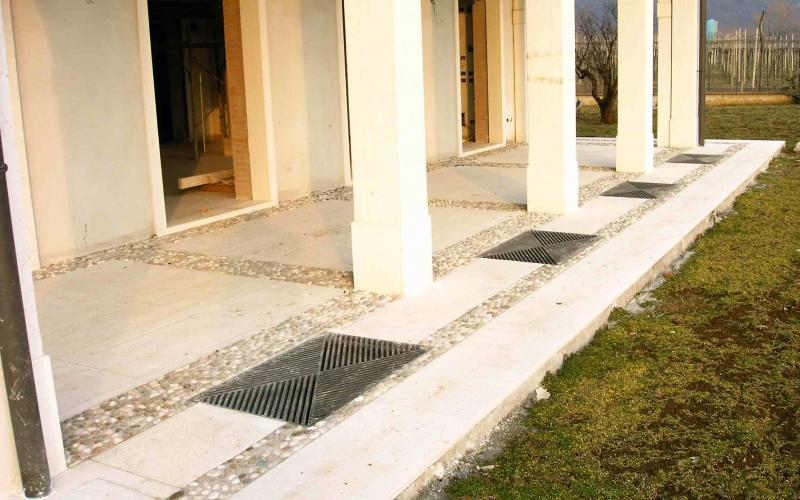 Classic outdoor stone and pebble flooring