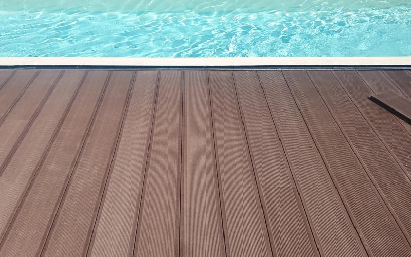 Pavimento esterno in wpc a bordo piscina a Vicenza
