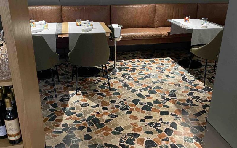 Pavimento in palladiana colorata in un ristorante a Venezia