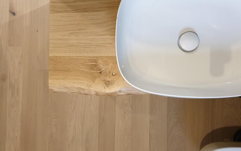 bagno moderno pavimento legno mensola Vicenza