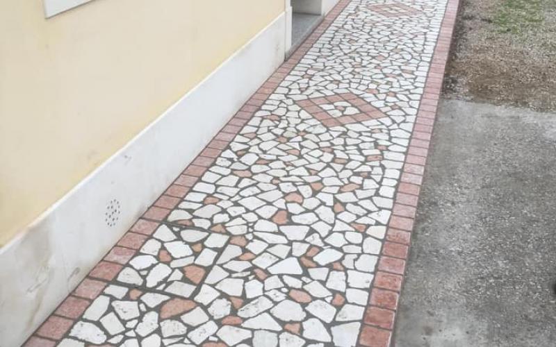 Il pavimento di palladiana esterno stuccato e terminato