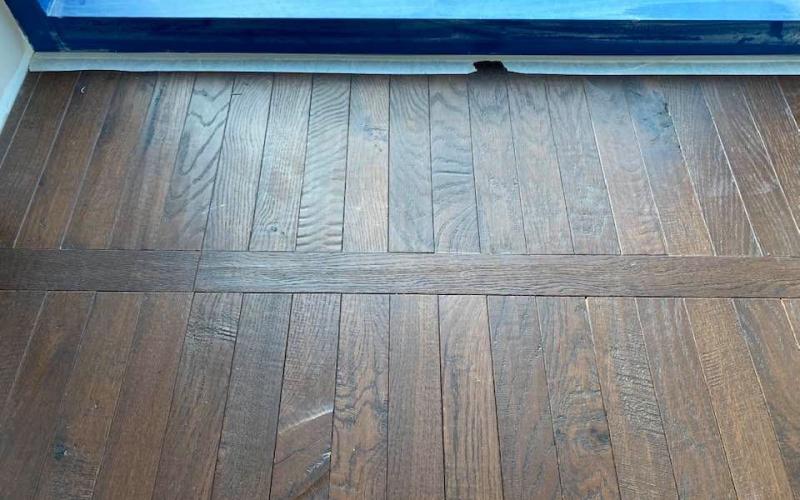Vicenza: La posa del pavimento in legno nell'ufficio direzionale, dettaglio della finestra