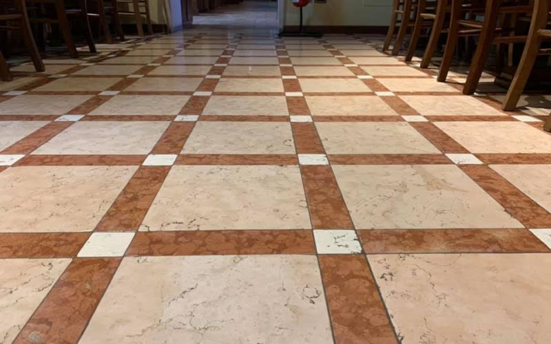 Pavimento ristorante in marmo formato cassettone