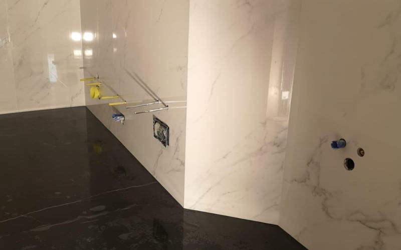 bagno moderno grandi lastre effetto marmo Vicenza