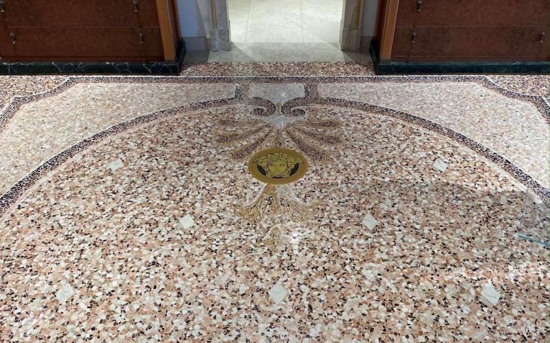 Un pavimento alla Veneziana decorato nel negozio Versace a Venezia
