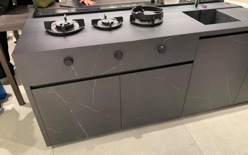 Piano cucina in grès effetto marmo nero marquinia