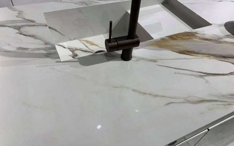 Piano cucina in grès effetto marmo lucido