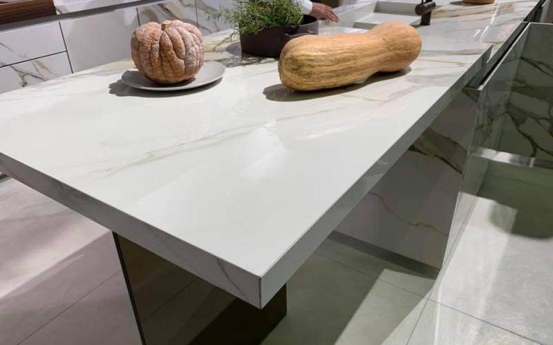 Piano cucina in grès effetto marmo lucido, dettaglio bancone
